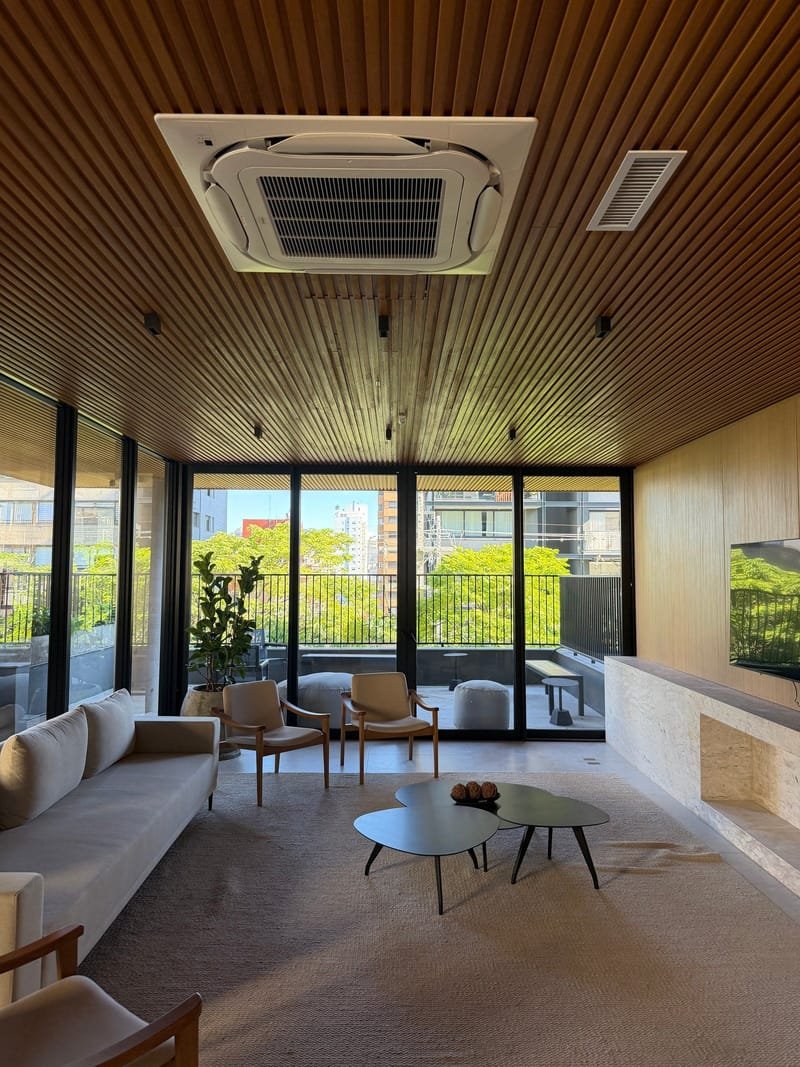 Forro e painel ripado em madeira ecológica em sala com vista para o jardim