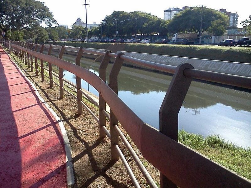 Guarda-corpo em madeira ecológica à beira de canal em Porto Alegre