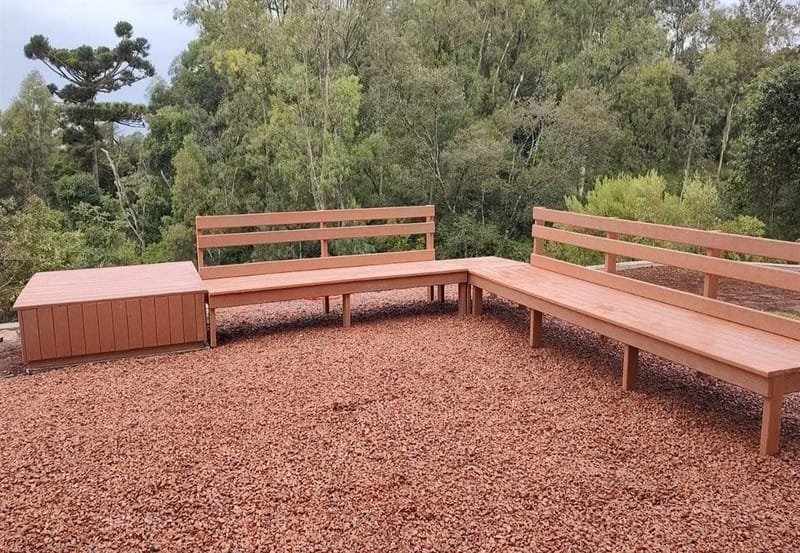 Bancos em madeira ecológica EcoÚtil em parque público