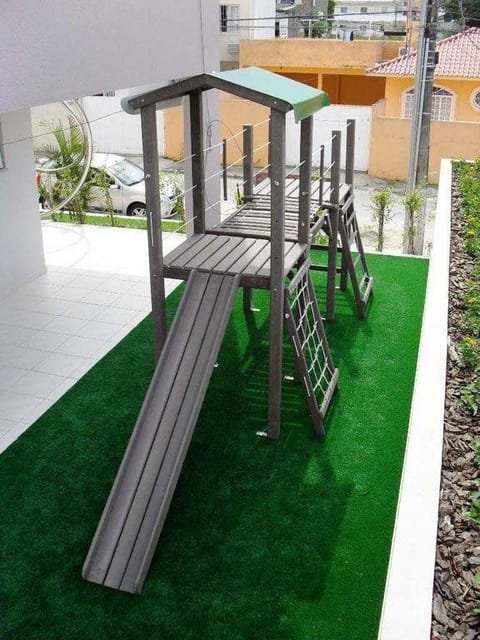 Playground infantil em madeira ecológica EcoÚtil em condomínio