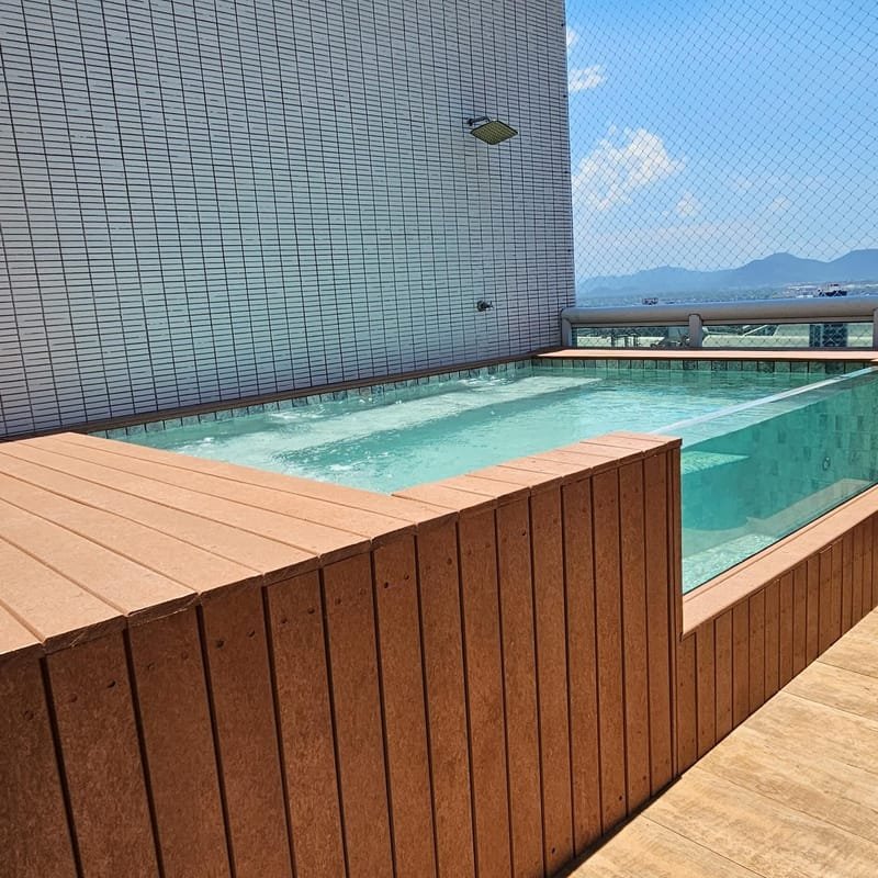 Piscina elevada com vidro revestida em madeira ecológica EcoÚtil na cobertura, cor cumaru