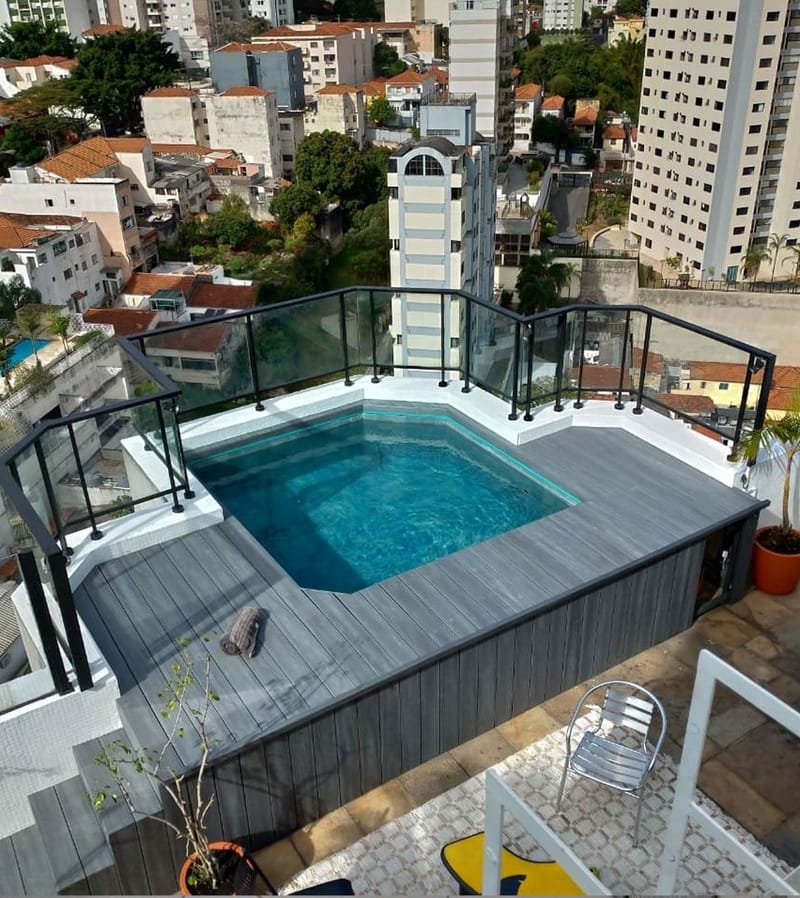 Deck de madeira ecológica cor Cinza Concreto em cobertura com piscina