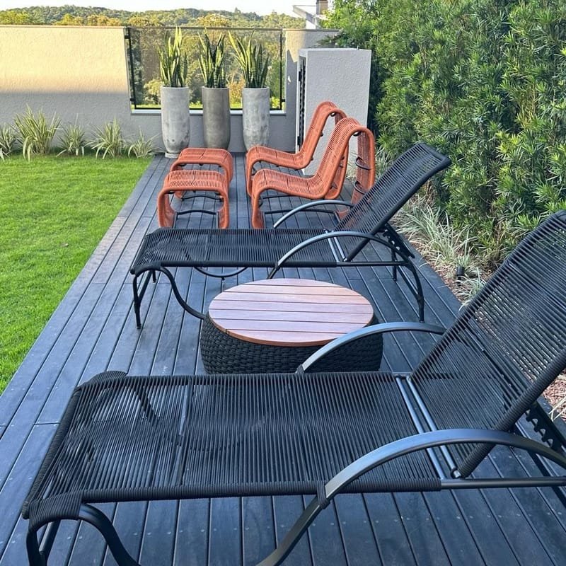 Área de descanso com deck preto de madeira ecológica EcoÚtil