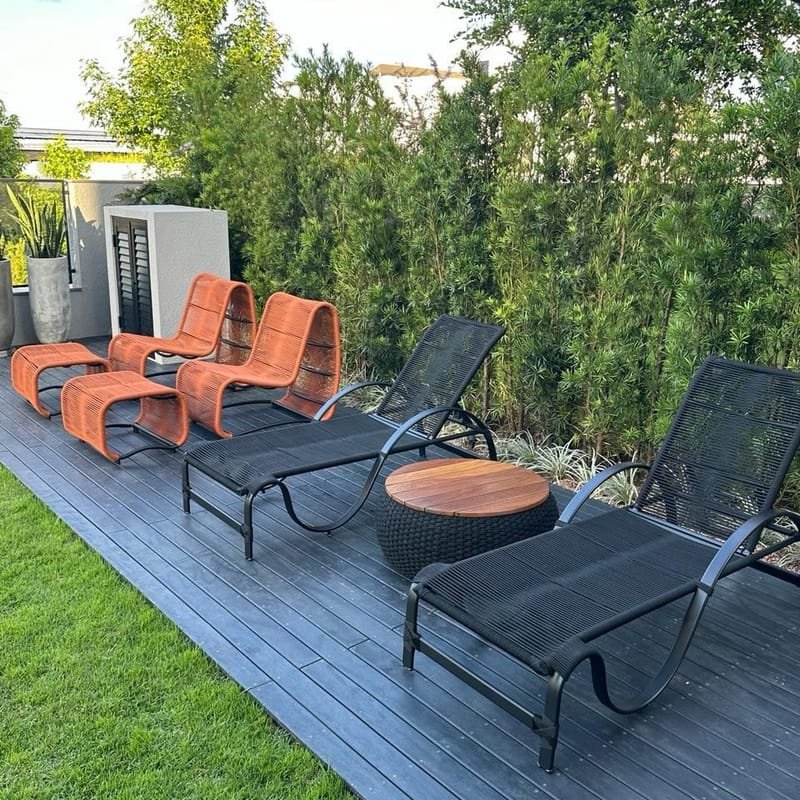 Deck de madeira ecológica cor preta com espreguiçadeiras e jardim vertical