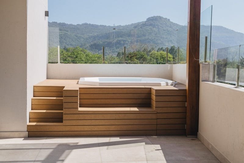 Spa elevado com degraus em EcoDeck Supremo em varanda com vista para as montanhas