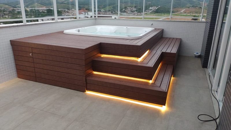 Spa em cobertura revestido com EcoDeck Supremo e degraus com iluminação embutida