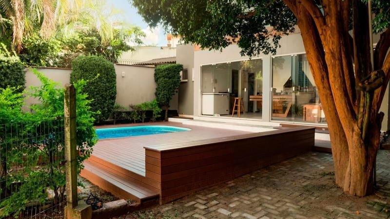 Deck de piscina em madeira plástica maciça EcoDeck Supremo com árvore preservada