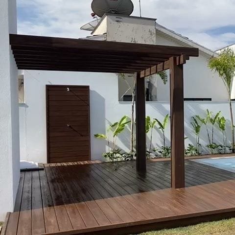 Pergolado Linha Prime compacto sobre deck ao lado da piscina