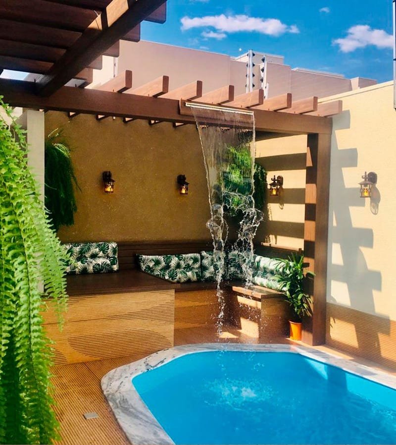 Pergolado Linha Prime integrado a área de piscina com cascata