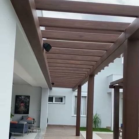 Pergolado Linha Prime retangular cobrindo corredor ao longo da casa