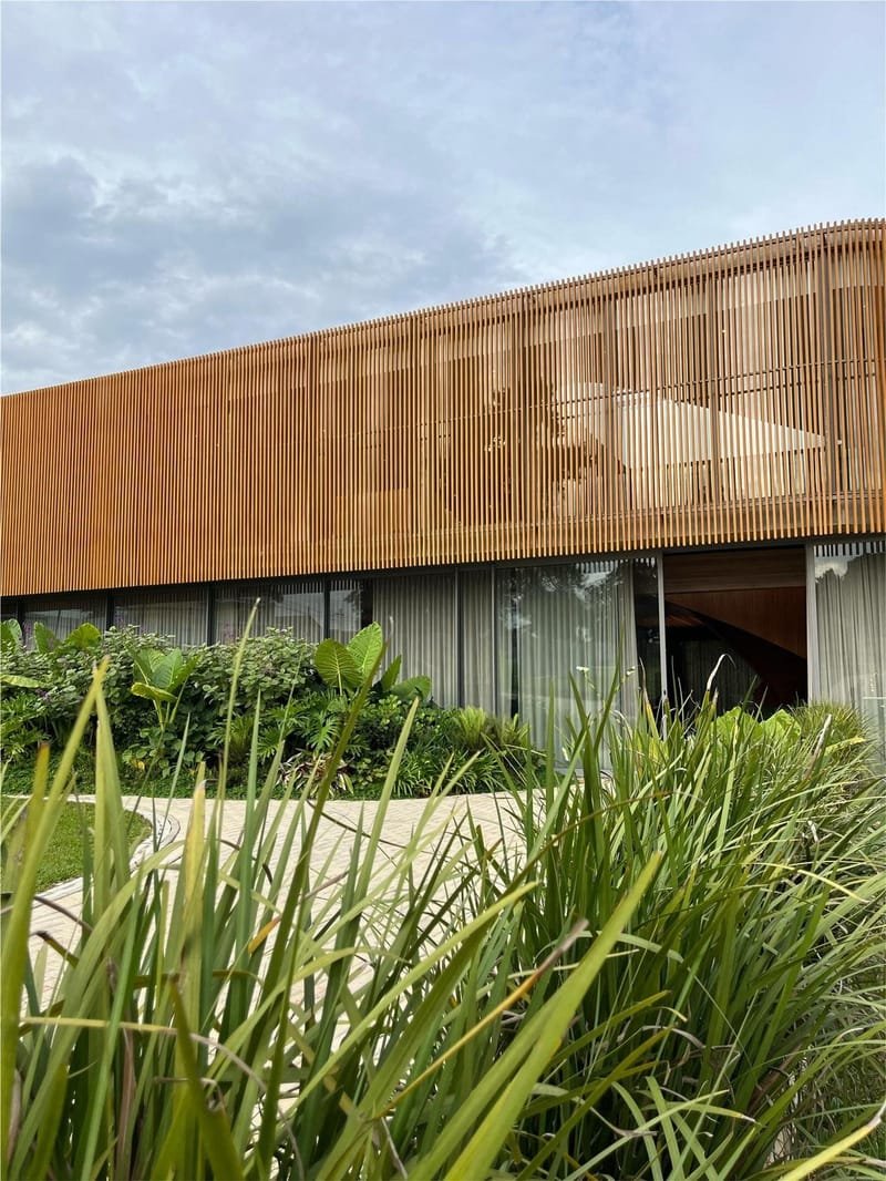 Fachada contemporânea com EcoBrise de madeira ecológica vista de baixo