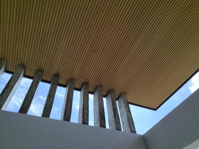 Teto em EcoRipado de madeira ecológica sobre estrutura de pérgola