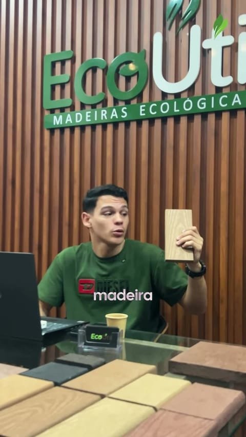Especialista da EcoÚtil explicando a madeira ecológica maciça