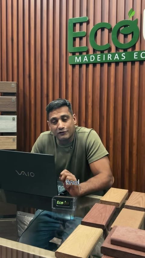 Consultor da EcoÚtil apresentando amostras no showroom