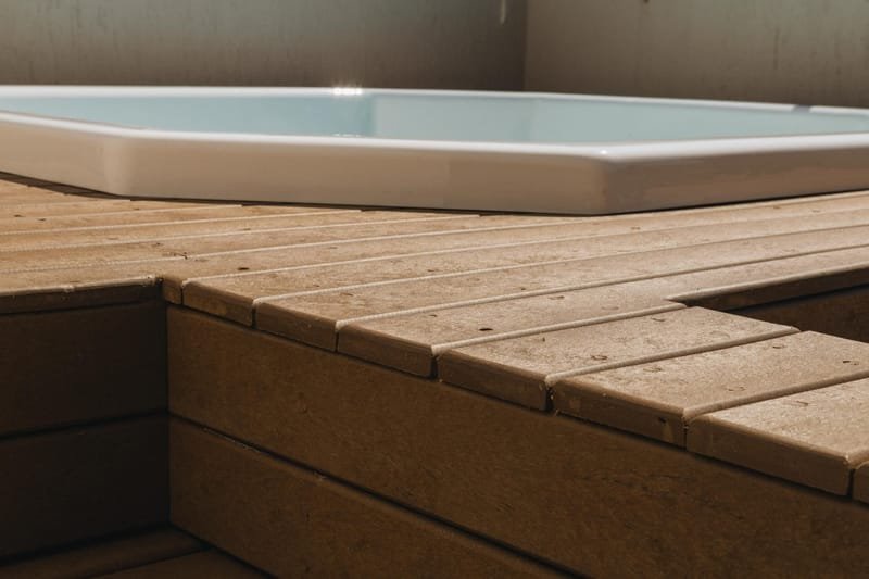 Acabamento de borda do deck de madeira ecológica junto ao spa, sem parafuso aparente