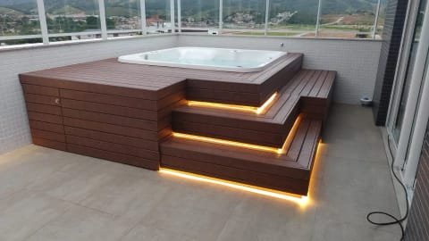 Spa instalado e funcionando, com deck EcoÚtil ao redor