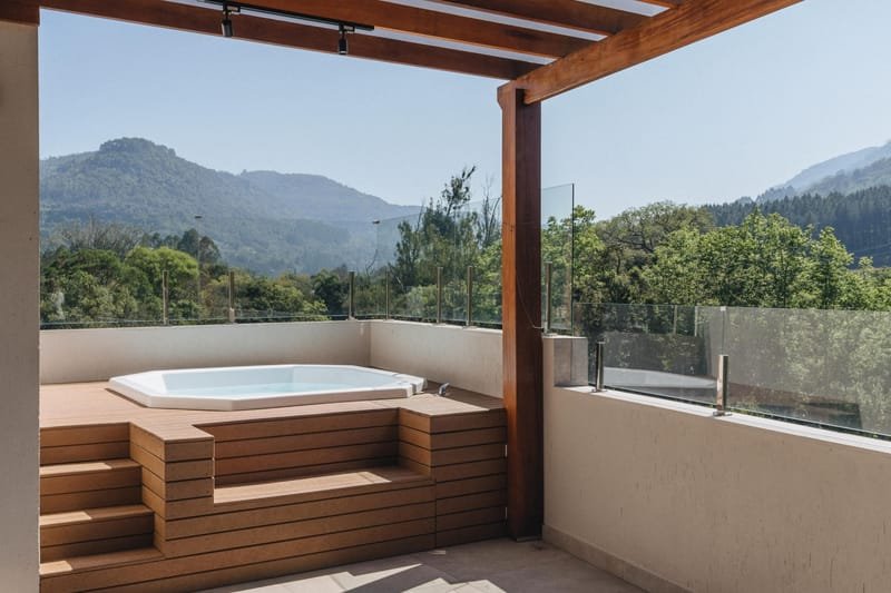 Spa embutido em deck de madeira ecológica EcoÚtil com vista para a serra no Rio de Janeiro