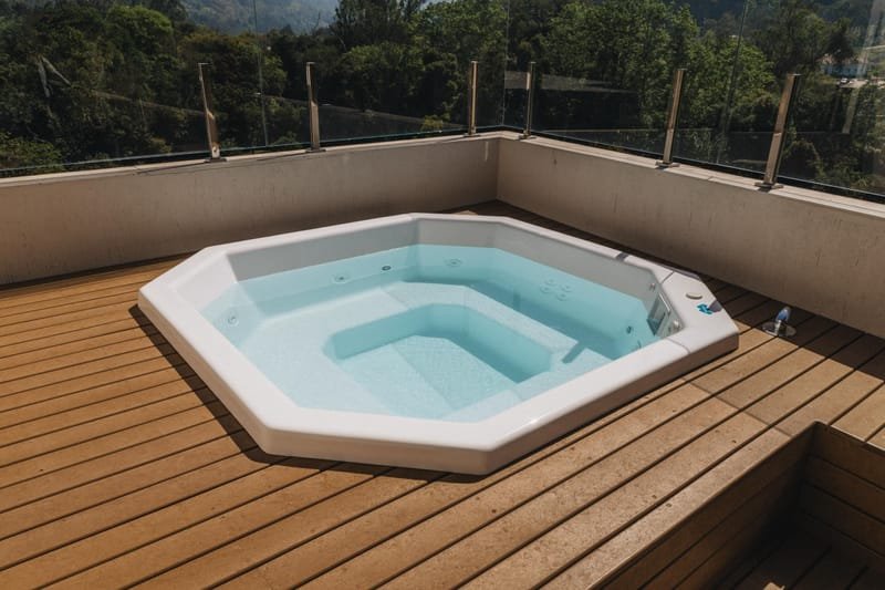 Spa octogonal emoldurado por deck de madeira ecológica EcoÚtil