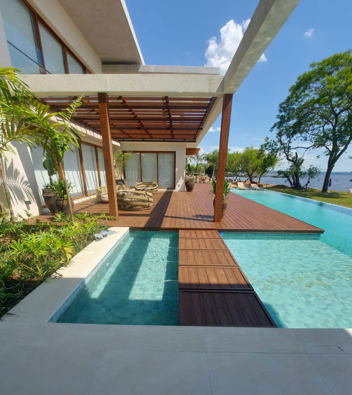 Deck Linha Prime EcoÚtil instalado em área externa, cor Ipê