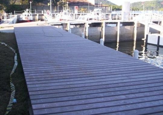 Deck em madeira ecológica EcoÚtil em marina