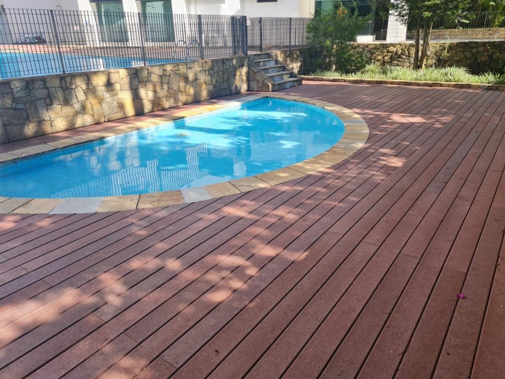 Deck em madeira ecológica EcoÚtil impecável em área comum de condomínio