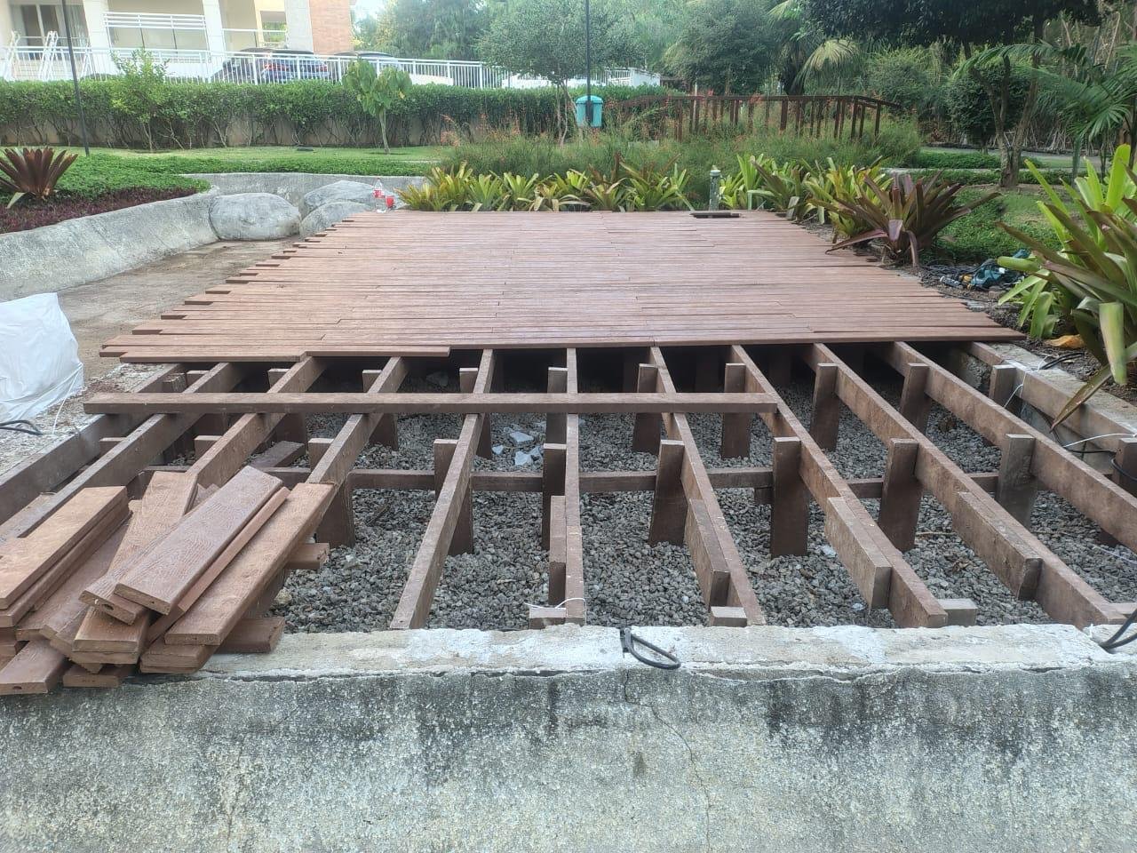 Estrutura do deck do condomínio em obra
