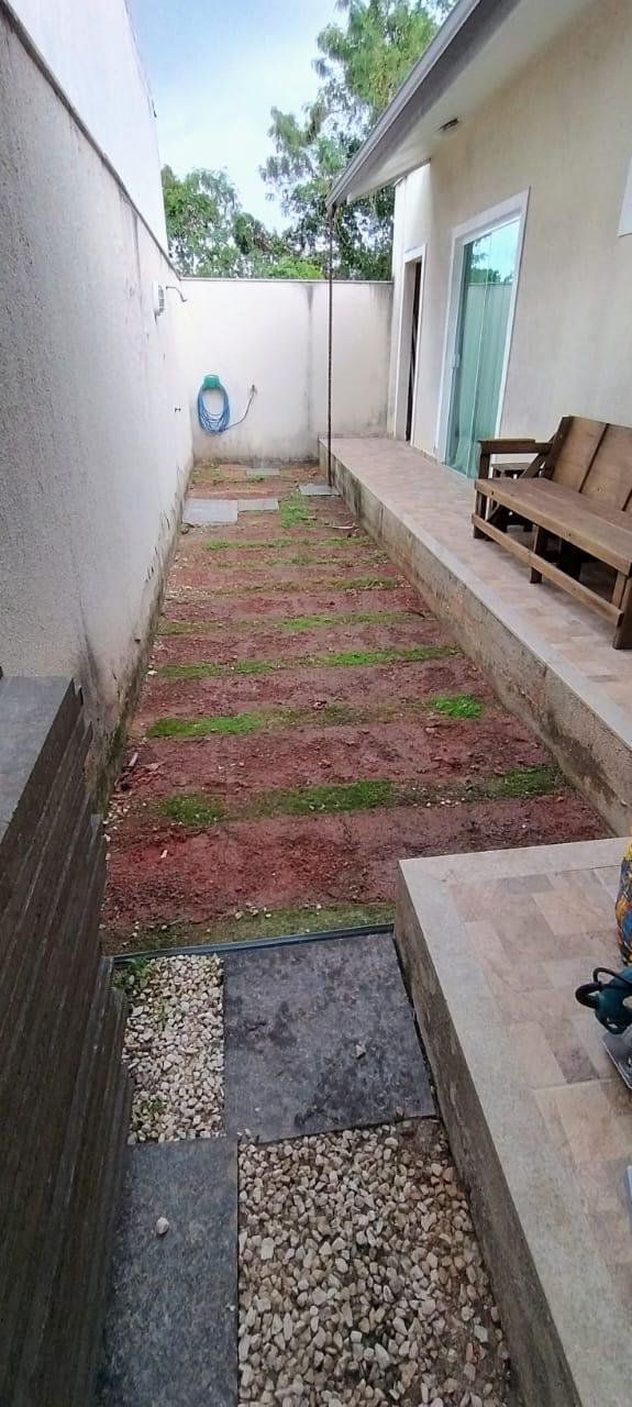 Corredor antes, com terra exposta e grama morta