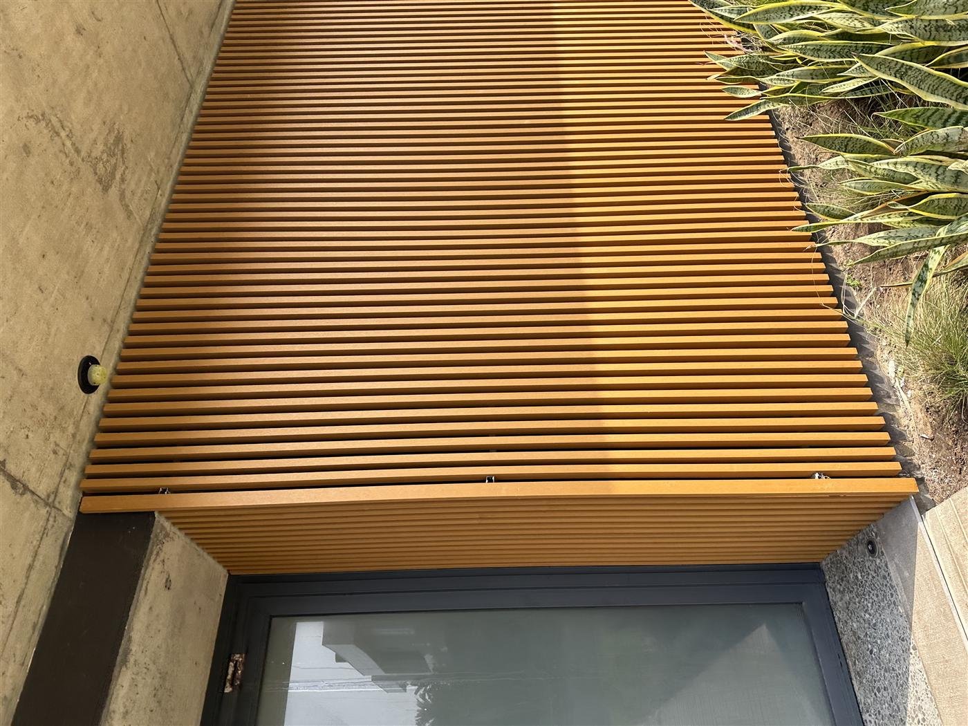Detalhe de acabamento em EcoRipado, madeira ecológica com luz dourada de fim de tarde