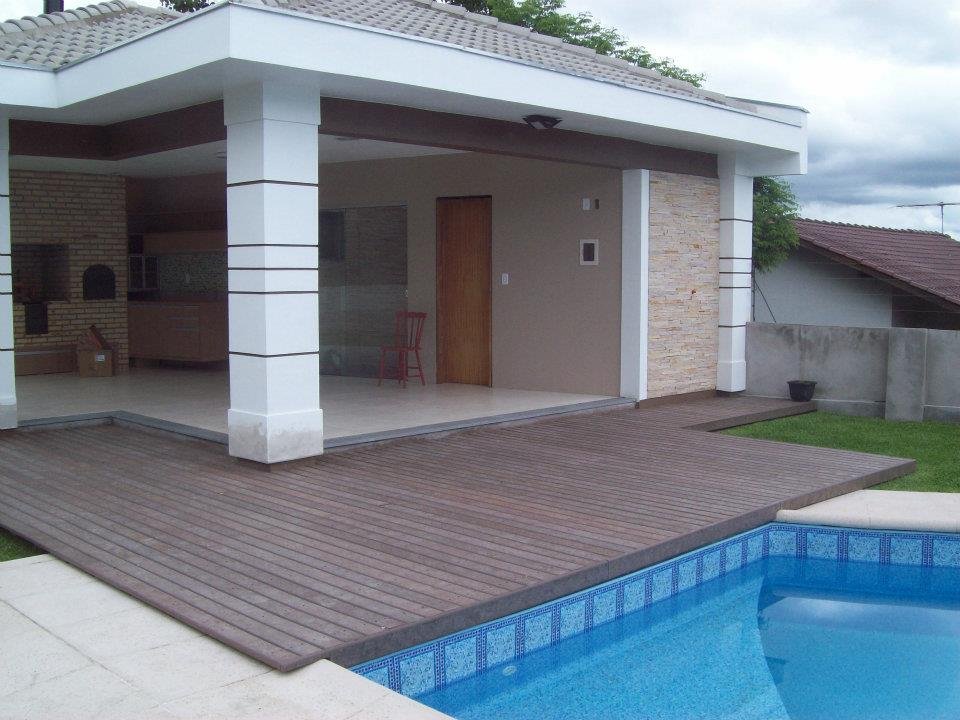 Deck de área gourmet com piscina