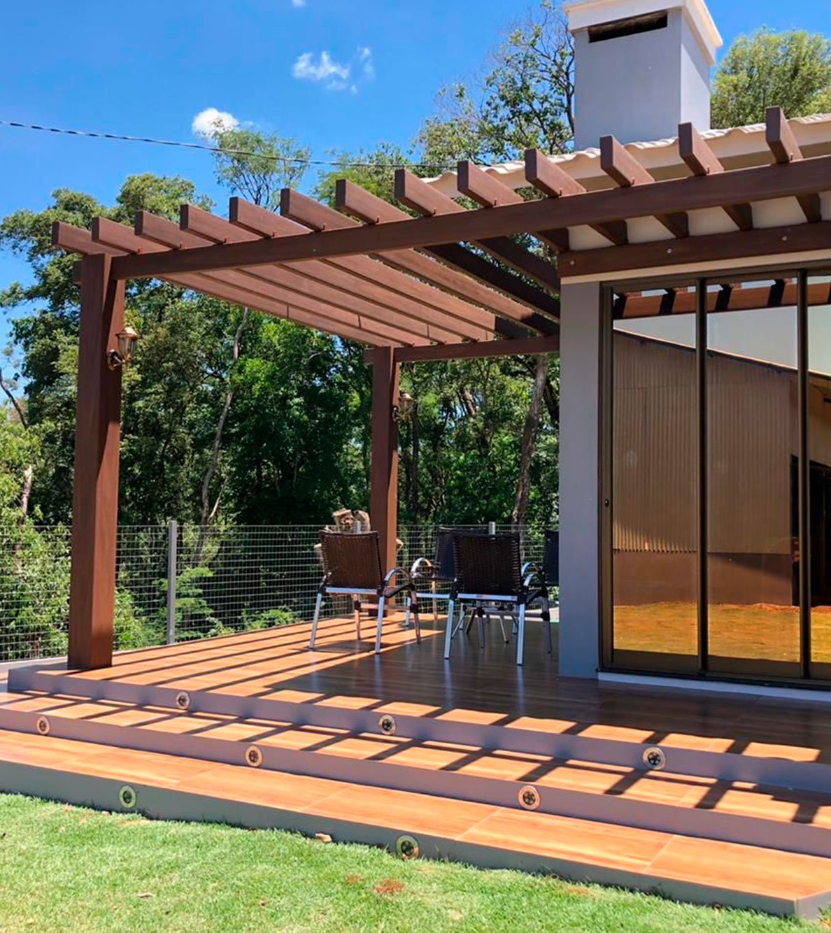 Pergolado Linha Prime em terraço com vista para área verde