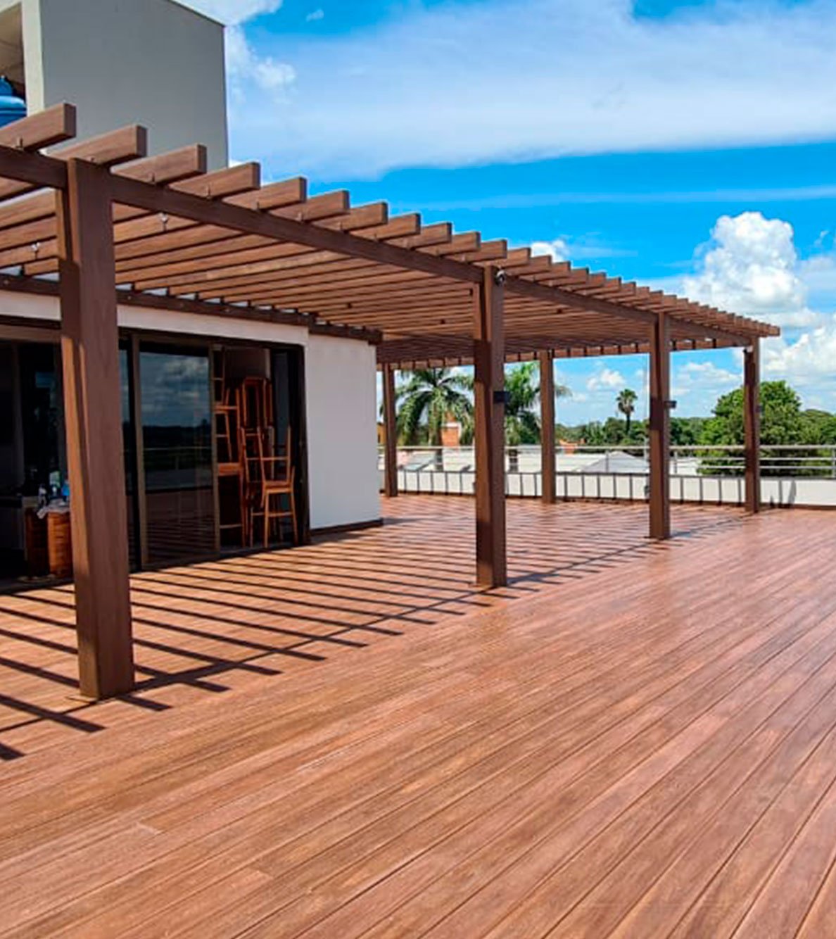 Pergolado Linha Prime cobrindo deck de rooftop