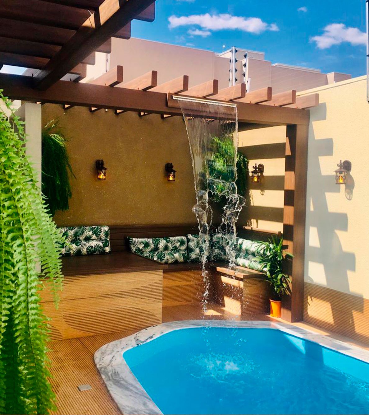 Pergolado Linha Prime integrado a área de piscina com cascata