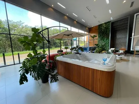 Spa com madeira lateral em área envidraçada