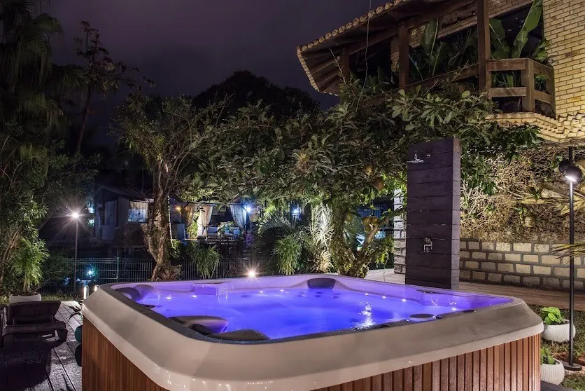 Spa iluminado à noite no deck