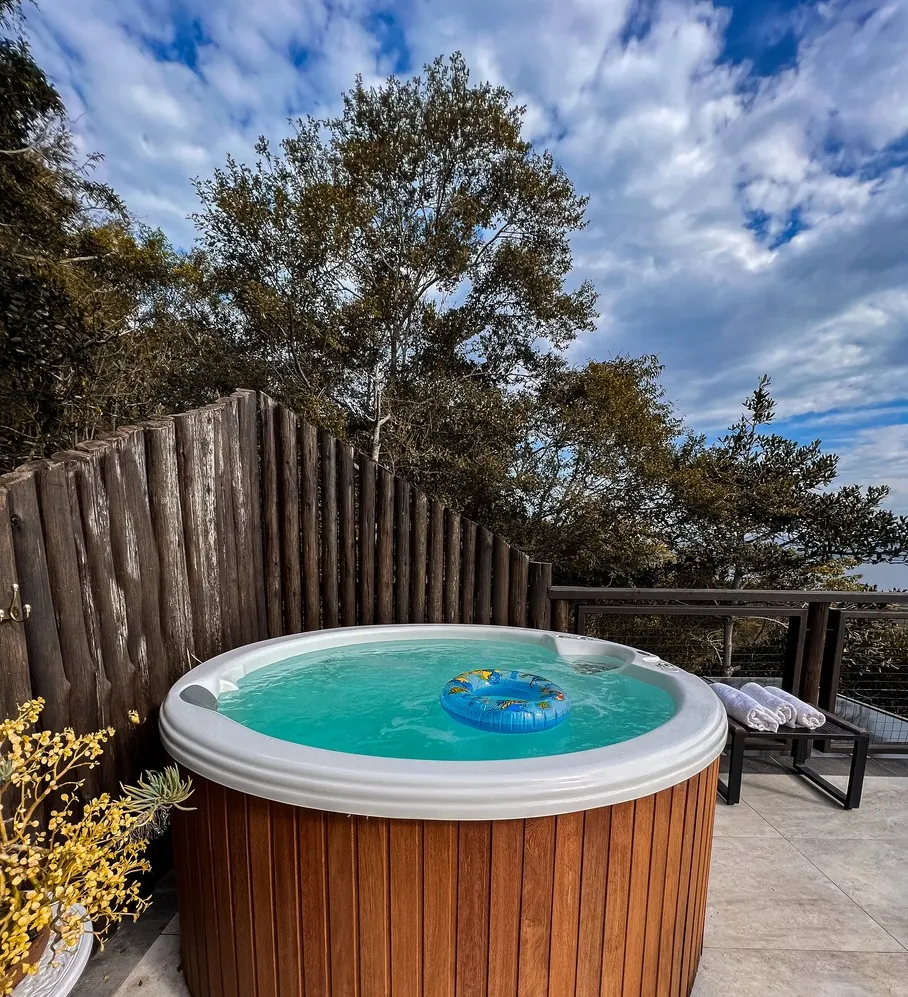 Spa redondo com madeira em volta numa varanda