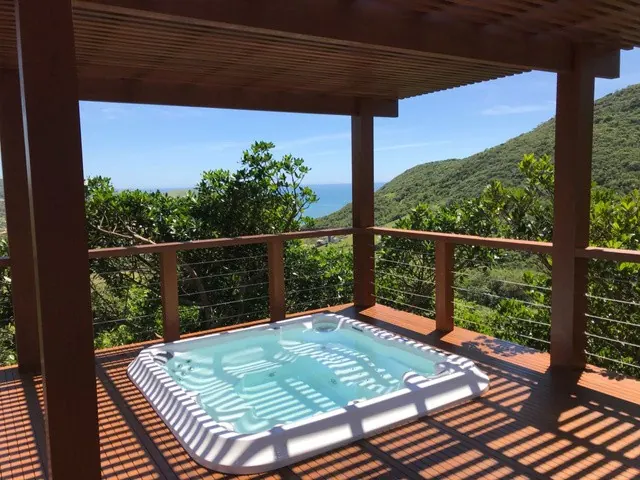 Spa embutido no deck de uma varanda com vista para o mar