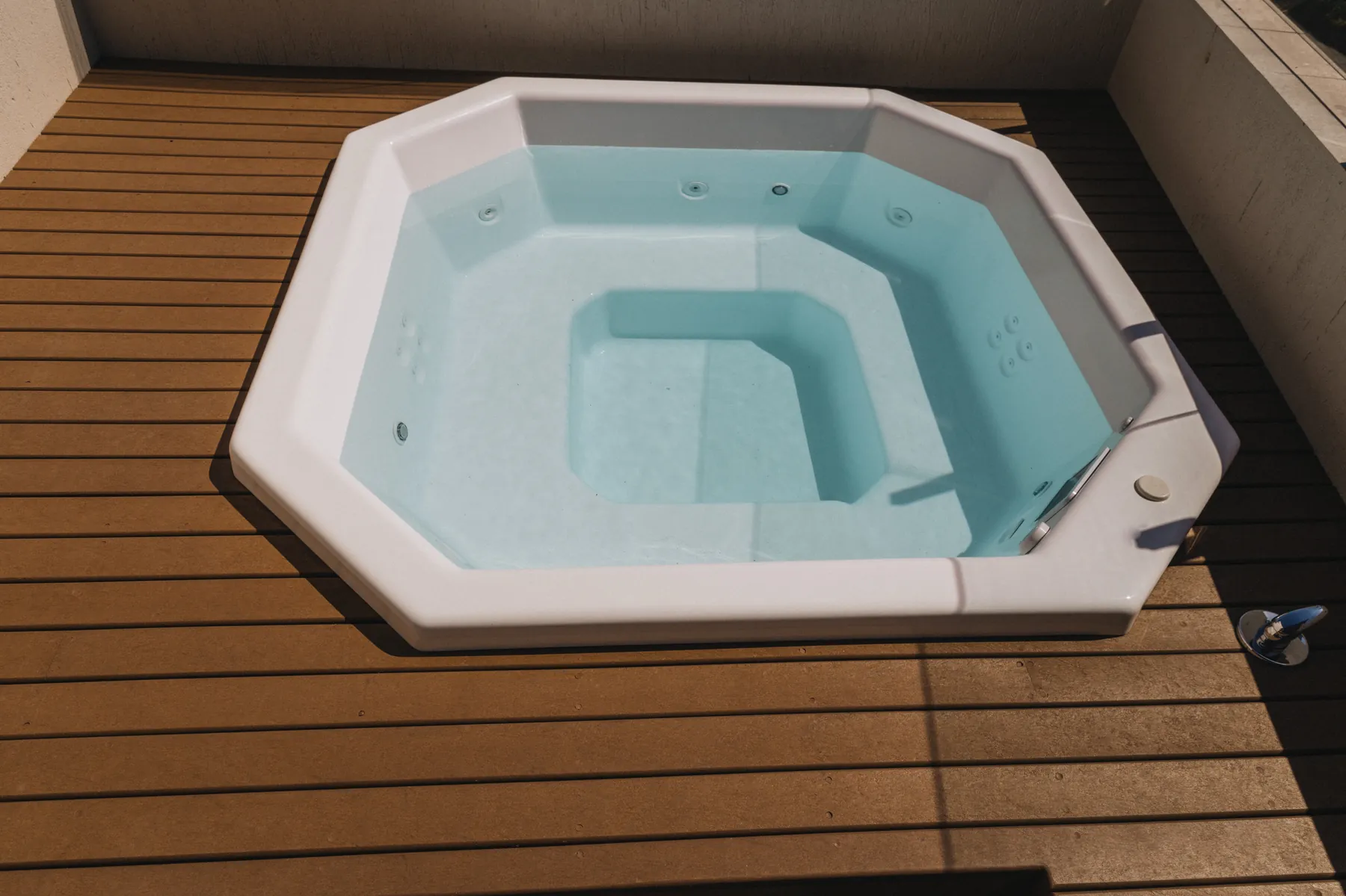Spa de hidromassagem embutido em deck de madeira ecológica EcoÚtil