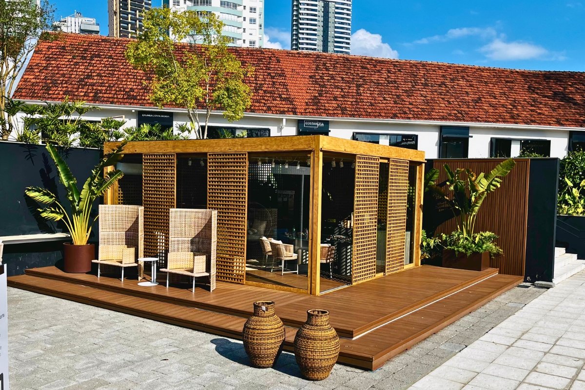 Deck de madeira ecológica Hera para áreas de piscina.