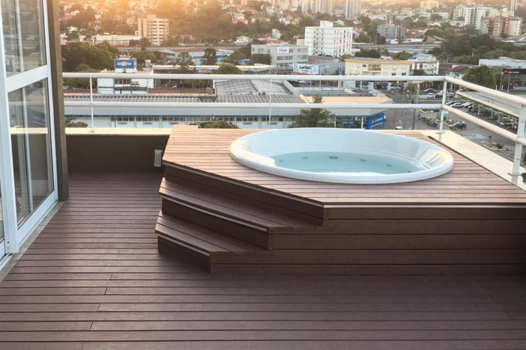 Fachada residencial revestida com madeira ecológica EcoÚtil.